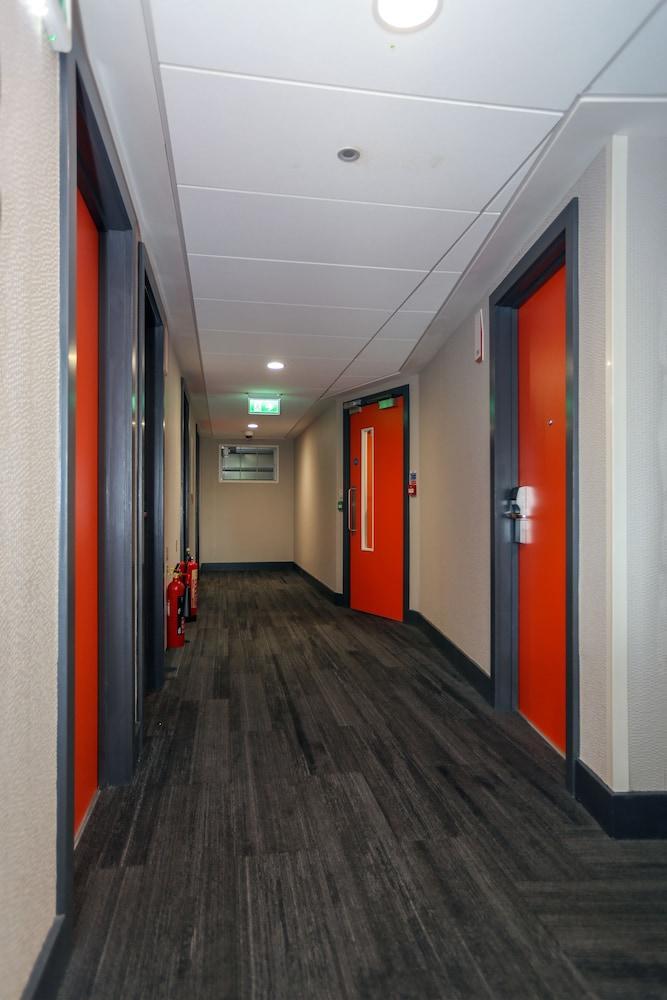 Easyhotel Отель